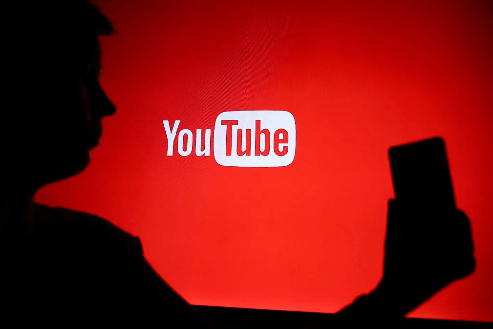 YouTube自动为AI生成视频添加标签