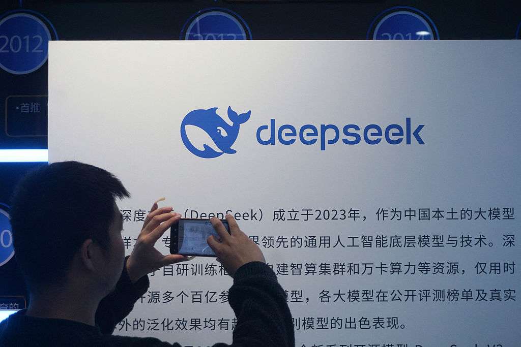 DeepSeek首轮融资估值或达450亿美元