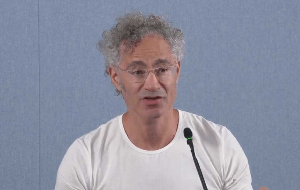 Palantir CEO抨击AI实验室垄断企业数据 封面图